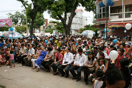 Khám bệnh, cấp thuốc miễn phí cho trẻ em tại BVĐK tỉnh Bình Định