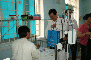 Khám bệnh, cấp thuốc miễn phí cho trẻ em tại BVĐK tỉnh Bình Định