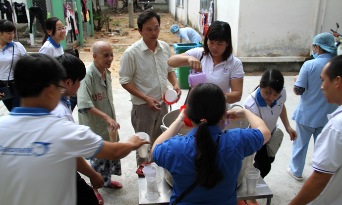 “Bếp cháo yêu thương” ấm lòng người bệnh