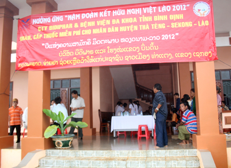 Bidiphar khám và cấp thuốc miễn phí cho nhân dân huyện Thà Tèng, tỉnh Sê Kông, nước Cộng hòa Dân chủ Nhân dân Lào