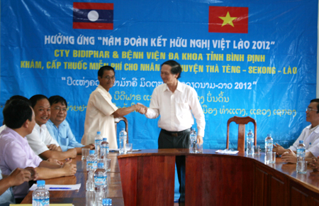 Bidiphar khám và cấp thuốc miễn phí cho nhân dân huyện Thà Tèng, tỉnh Sê Kông, nước Cộng hòa Dân chủ Nhân dân Lào