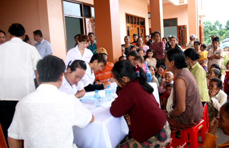 Bidiphar khám và cấp thuốc miễn phí cho nhân dân huyện Thà Tèng, tỉnh Sê Kông, nước Cộng hòa Dân chủ Nhân dân Lào