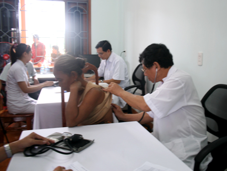 Bidiphar khám và cấp thuốc miễn phí cho nhân dân huyện Thà Tèng, tỉnh Sê Kông, nước Cộng hòa Dân chủ Nhân dân Lào