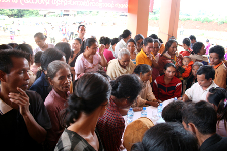 Bidiphar khám và cấp thuốc miễn phí cho nhân dân huyện Thà Tèng, tỉnh Sê Kông, nước Cộng hòa Dân chủ Nhân dân Lào