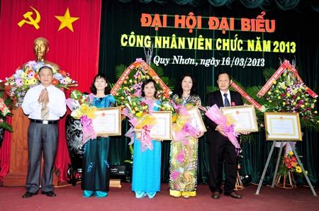 Bidiphar tổ chức Đại hội Đại biểu Công nhân Viên chức năm 2013 và Lễ trao tặng Huân chương Lao động của Chủ tịch Nước và Bằng khen của Thủ tướng Chính phủ.