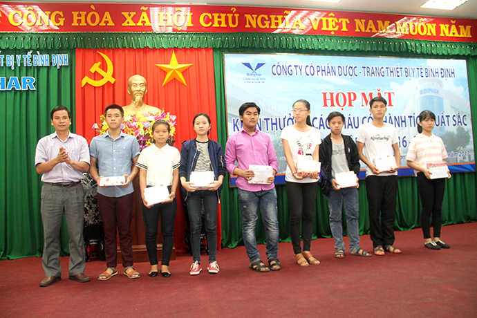 Bidiphar tổ chức họp mặt tuyên dương các cháu có thành tích học tập xuất sắc năm học 2016 - 2017