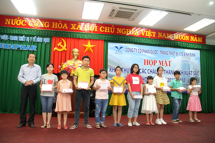 Bidiphar tổ chức họp mặt tuyên dương các cháu có thành tích học tập xuất sắc năm học 2016 - 2017