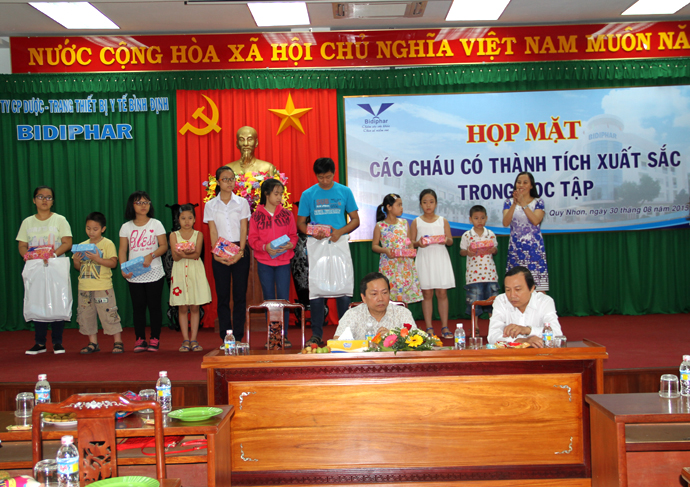 Bidiphar tổ chức họp mặt tuyên dương các cháu, là con CBCNV Công ty, có thành tích học tập tốt năm học 2014 – 2015
