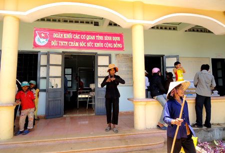 Bidiphar tổ chức khám và cấp phát thuốc miễn phí cho các đối tượng chính sách, các hộ nghèo.