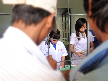 Bidiphar tổ chức khám và cấp phát thuốc miễn phí cho các đối tượng chính sách, các hộ nghèo.