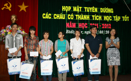 Bidiphar tuyên dương các cháu học sinh giỏi, tiêu biểu năm học 2011-2012
