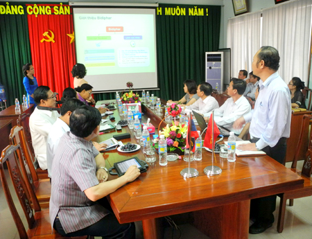 Đoàn Cán bộ Ban đổi mới doanh nghiệp tỉnh Chămpasắc, nước CHDCND Lào đến thăm và làm việc tại Bidiphar