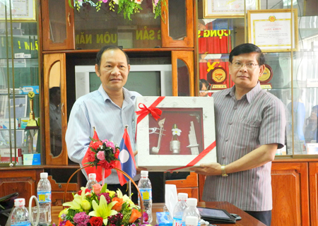 Đoàn Cán bộ Ban đổi mới doanh nghiệp tỉnh Chămpasắc, nước CHDCND Lào đến thăm và làm việc tại Bidiphar