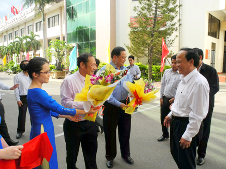 Đoàn cán bộ cấp cao tỉnh Chăm-pa-sắc, nước CHDCND Lào đến thăm và làm việc tại công ty Bidiphar