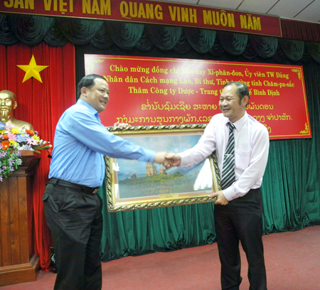 Đoàn cán bộ cấp cao tỉnh Chăm-pa-sắc, nước CHDCND Lào đến thăm và làm việc tại công ty Bidiphar