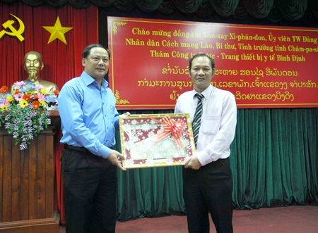 Đoàn cán bộ cấp cao tỉnh Chăm-pa-sắc, nước CHDCND Lào đến thăm và làm việc tại công ty Bidiphar
