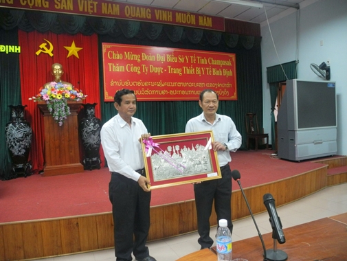 Đoàn đại biểu Sở Y tế tỉnh Chămpasắc, nước CHDCND Lào đến thăm và làm việc tại Bidiphar