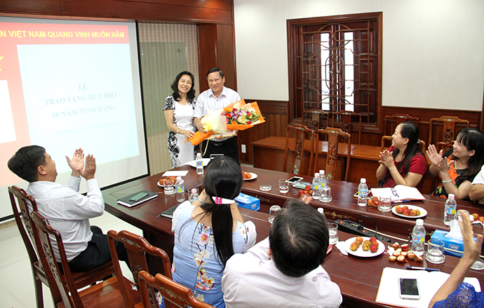 Lễ trao tặng huy hiệu 30 năm tuổi Đảng