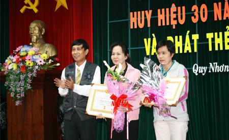 Lễ trao tặng Huy hiệu Đảng và phát thẻ Đảng viên.