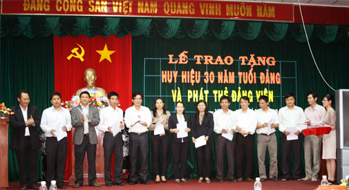 Lễ trao tặng Huy hiệu Đảng và phát thẻ Đảng viên.