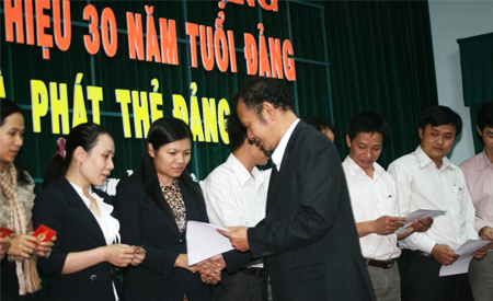 Lễ trao tặng Huy hiệu Đảng và phát thẻ Đảng viên.