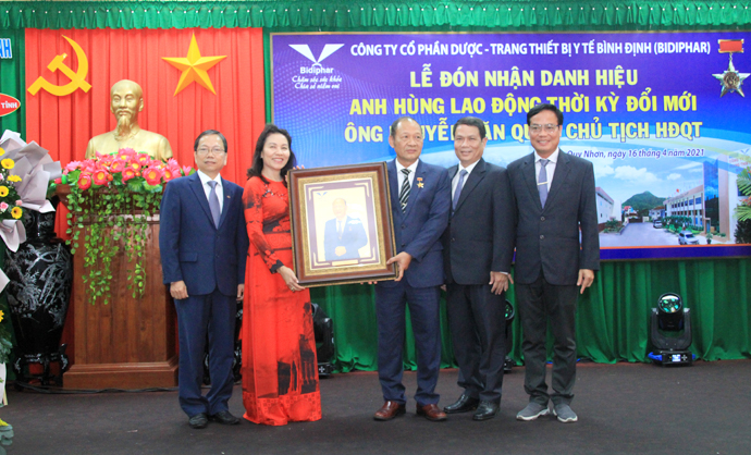 Ông Nguyễn Văn Quá, Chủ tịch HĐQT Bidiphar đón nhận danh hiệu Anh hùng lao động