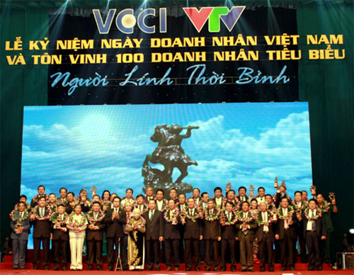 Ông Nguyễn Văn Quá - Chủ tịch HĐTV - Tổng Giám đốc Bidiphar vinh dự được nhận danh hiệu “Doanh nhân Việt Nam tiêu biểu”, Cúp Thánh Gióng 2013
