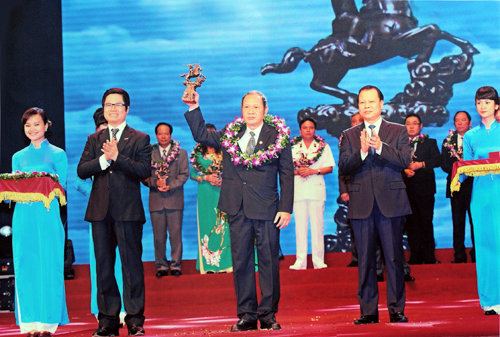 Ông Nguyễn Văn Quá - Chủ tịch HĐTV - Tổng Giám đốc Bidiphar vinh dự được nhận danh hiệu “Doanh nhân Việt Nam tiêu biểu”, Cúp Thánh Gióng 2013