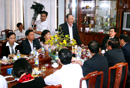 Phó chủ tịch thường trực UBND tỉnh Bình Định Hồ Quốc Dũng đã đến thăm và chúc tết cán bộ, công nhân viên Công ty Bidiphar.