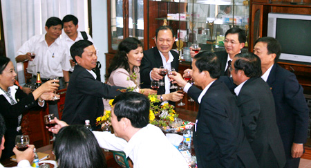 Phó chủ tịch thường trực UBND tỉnh Bình Định Hồ Quốc Dũng đã đến thăm và chúc tết cán bộ, công nhân viên Công ty Bidiphar.