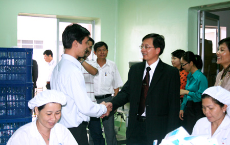 Phó chủ tịch thường trực UBND tỉnh Bình Định Hồ Quốc Dũng đã đến thăm và chúc tết cán bộ, công nhân viên Công ty Bidiphar.