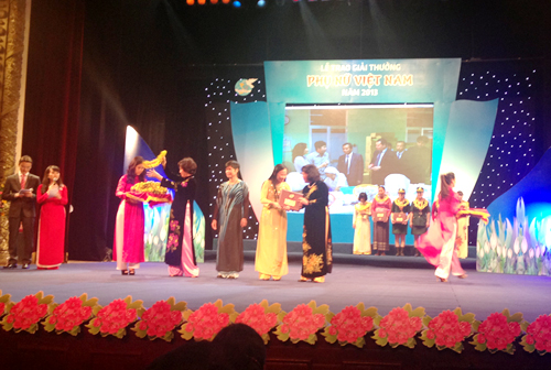 Tập thể nữ viên chức và người lao động Công ty Dược - Thiết bị y tế Bình Định Vinh dự được trao Giải thưởng Phụ nữ Việt Nam năm 2013