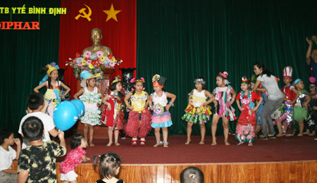 Vui tết trung thu cùng các cháu thiếu nhi là con Cán bộ công nhân viên công ty Bidiphar.