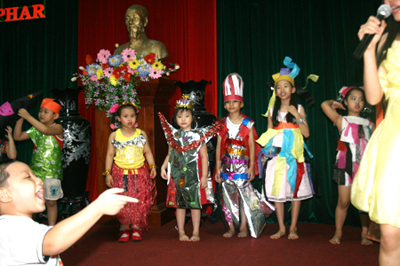 Vui tết trung thu cùng các cháu thiếu nhi là con Cán bộ công nhân viên công ty Bidiphar.