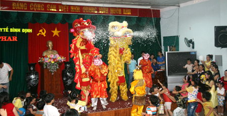 Vui tết trung thu cùng các cháu thiếu nhi là con Cán bộ công nhân viên công ty Bidiphar.