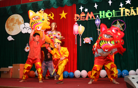 Vui Tết Trung Thu cùng các cháu thiếu nhi là con Cán bộ công nhân viên công ty Bidiphar năm 2012.