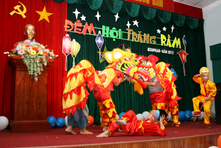 Vui Tết Trung Thu cùng các cháu thiếu nhi là con Cán bộ công nhân viên công ty Bidiphar năm 2012.