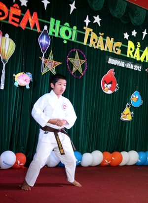 Vui Tết Trung Thu cùng các cháu thiếu nhi là con Cán bộ công nhân viên công ty Bidiphar năm 2012.