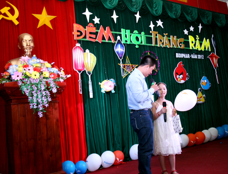 Vui Tết Trung Thu cùng các cháu thiếu nhi là con Cán bộ công nhân viên công ty Bidiphar năm 2012.