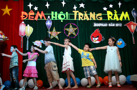 Vui Tết Trung Thu cùng các cháu thiếu nhi là con Cán bộ công nhân viên công ty Bidiphar năm 2012.