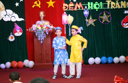 Vui Tết Trung Thu cùng các cháu thiếu nhi là con Cán bộ công nhân viên công ty Bidiphar năm 2012.