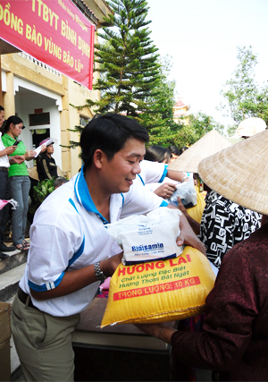 Bidiphar cứu trợ cho đồng bào vùng bão lũ tỉnh Hà Tĩnh.