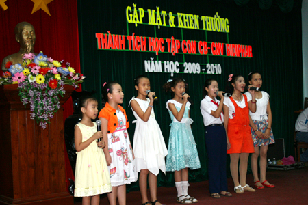 Buổi gặp mặt và khen thưởng thành tích học tập của các cháu con cbcnv Bidiphar