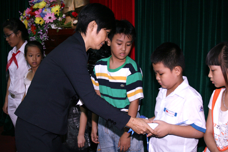 Buổi gặp mặt và khen thưởng thành tích học tập của các cháu con cbcnv Bidiphar