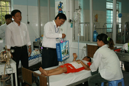 Khám bệnh, cấp thuốc miễn phí cho trẻ em tại BVĐK tỉnh Bình Định