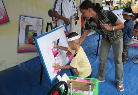 Khám bệnh, cấp thuốc miễn phí cho trẻ em tại BVĐK tỉnh Bình Định