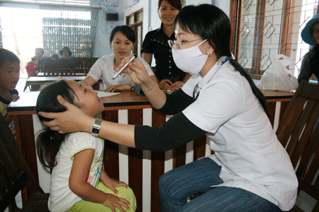 Thăm, tặng quà và khám bệnh cho trẻ em vùng xã đảo