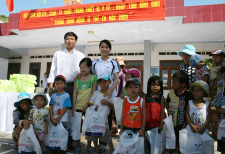 Thăm, tặng quà và khám bệnh cho trẻ em vùng xã đảo