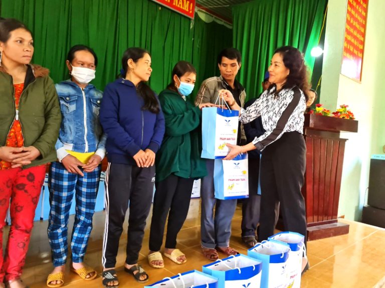 BIDIPHAR TẶNG 300 PHẦN QUÀ ĐẾN ĐỒNG BÀO KHÓ KHĂN DỊP TẾT QUÝ MÃO