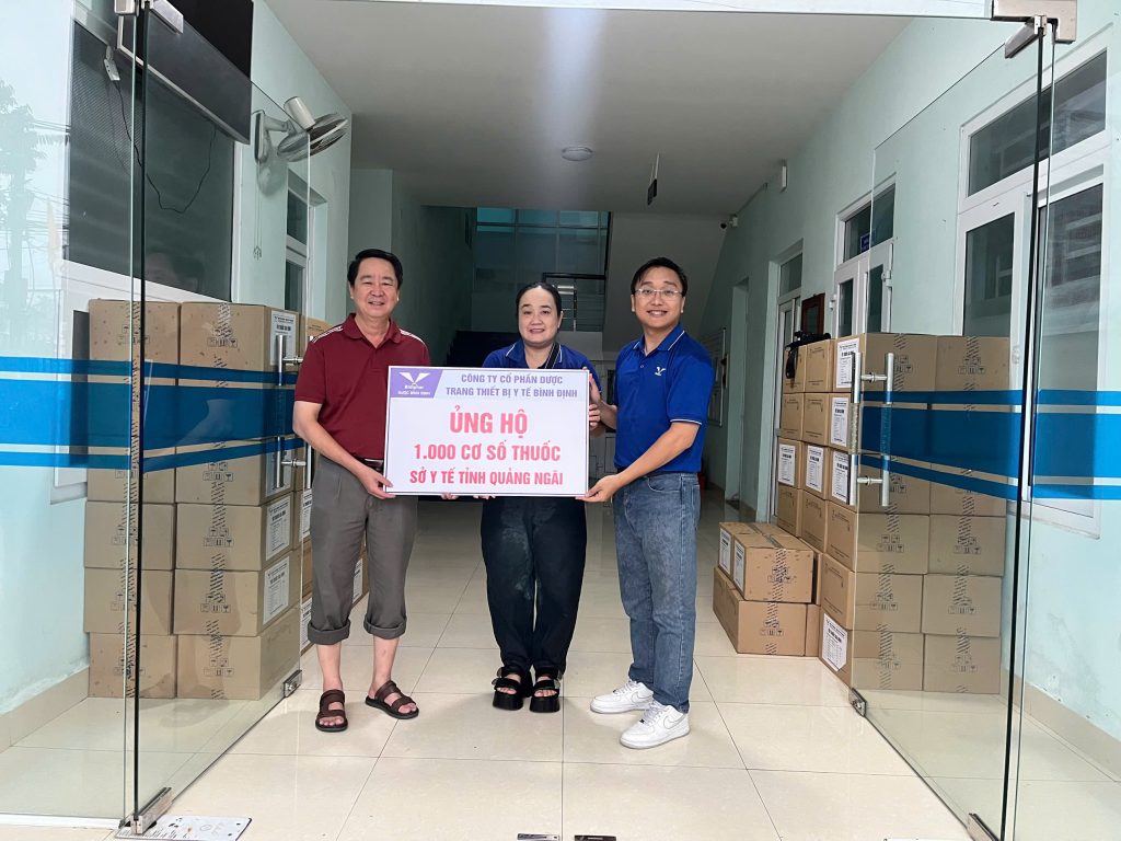 HỎA TỐC: BIDIPHAR TRAO TẶNG 3.000 TÚI THUỐC CHO HUẾ, ĐÀ NẴNG, QUẢNG NGÃI NGAY TRONG TÂM LŨ